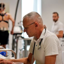 MUDr. Radomír Maráček vyšetřuje klienta, který absolvuje zátěžový test na Klinice sportovní medicíny v Olomouci.