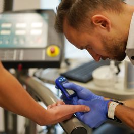 Mgr. Marek Maráček provádí diagnostické měření během zátěžového testu.