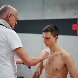 MUDr. Radomír Maráček s klientem Kliniky sportovní medicíny v Olomouci. 