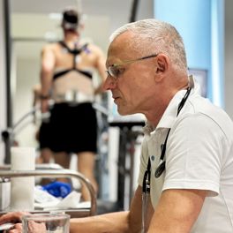 MUDr. Radomír Maráček vyšetřuje klienta, který absolvuje zátěžový test na Klinice sportovní medicíny v Olomouci.